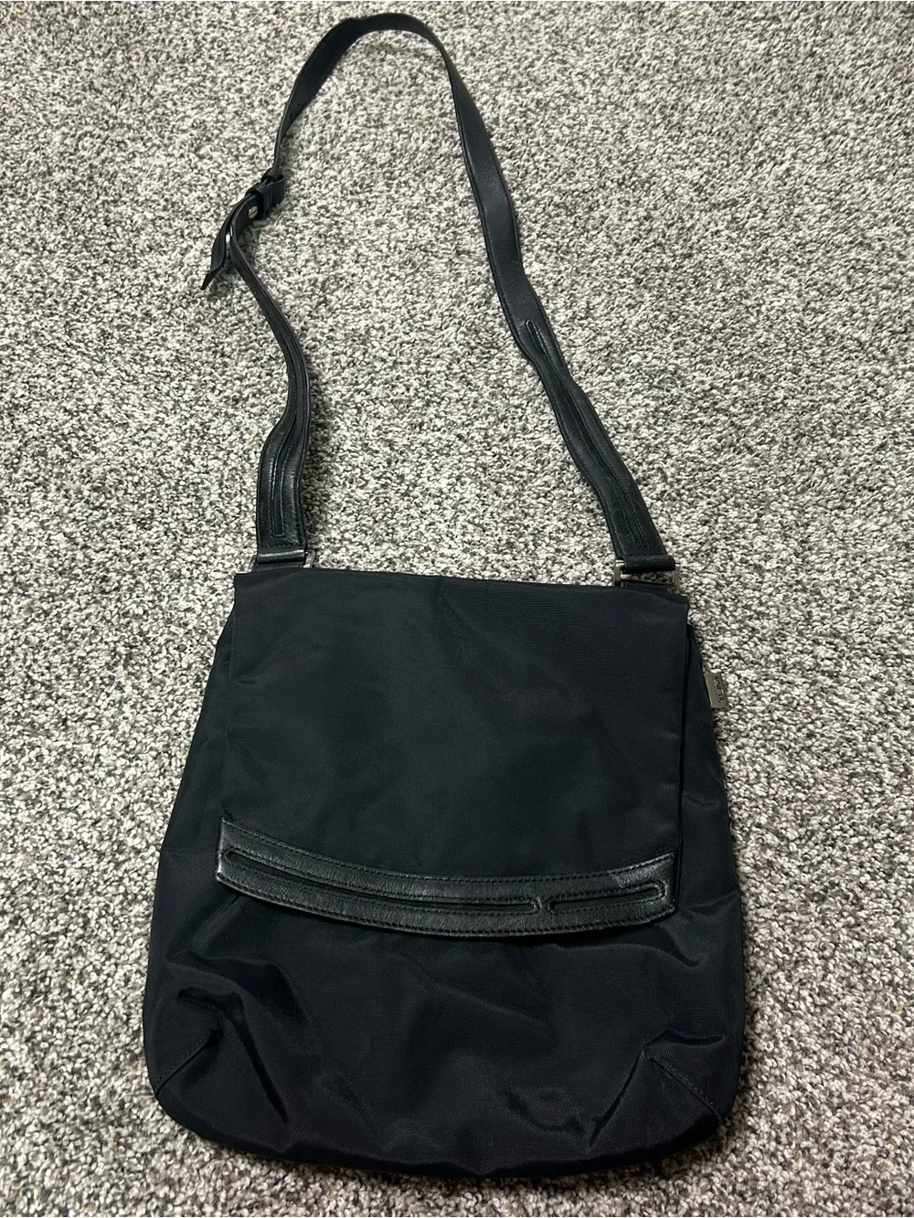 Tumi  Messenger Crossbody Black Nylon Shoulder Bag Ballistic Flap Adjustab Strap